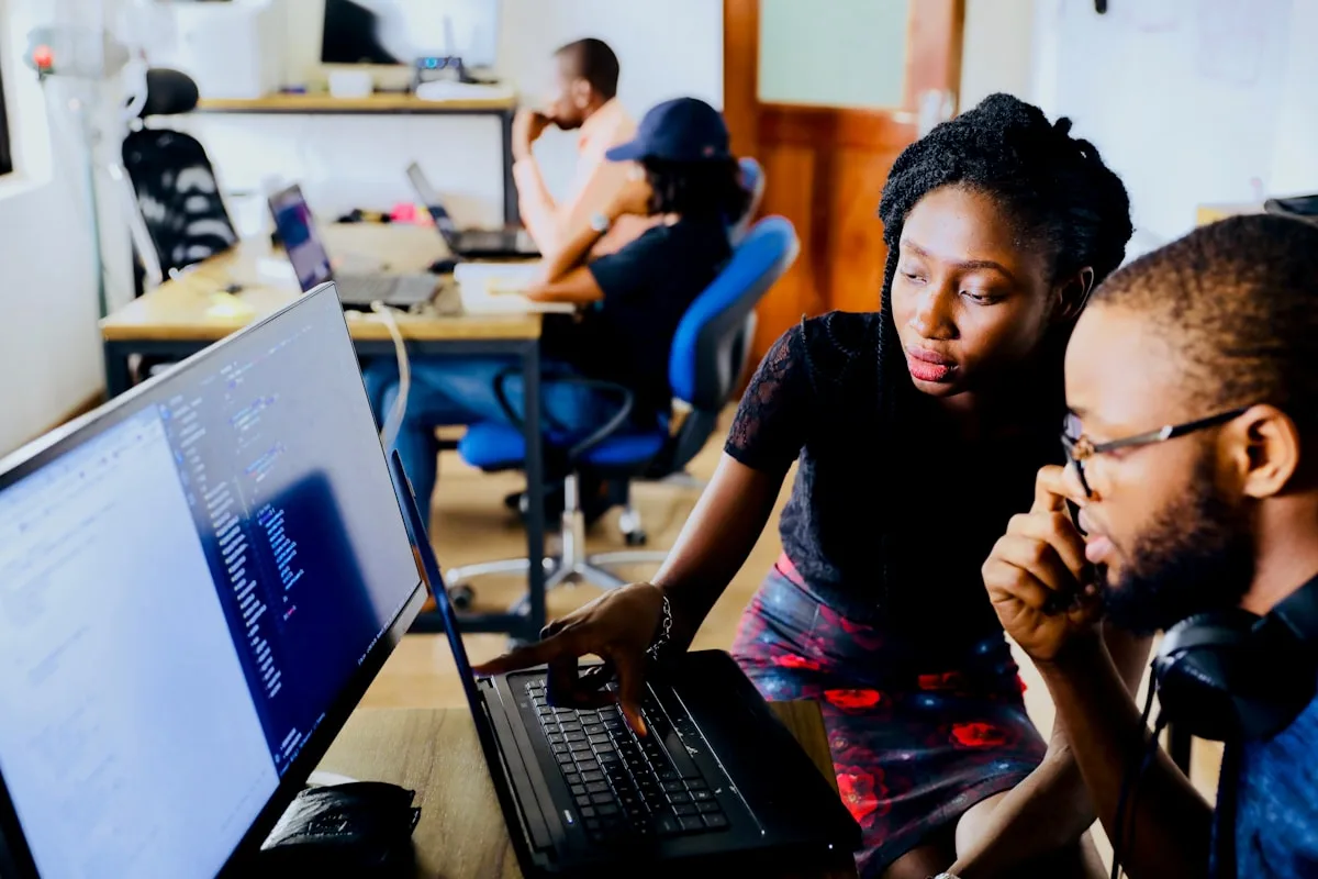 Generasi muda belajar membuat karya digital bersama di ruang kreatif