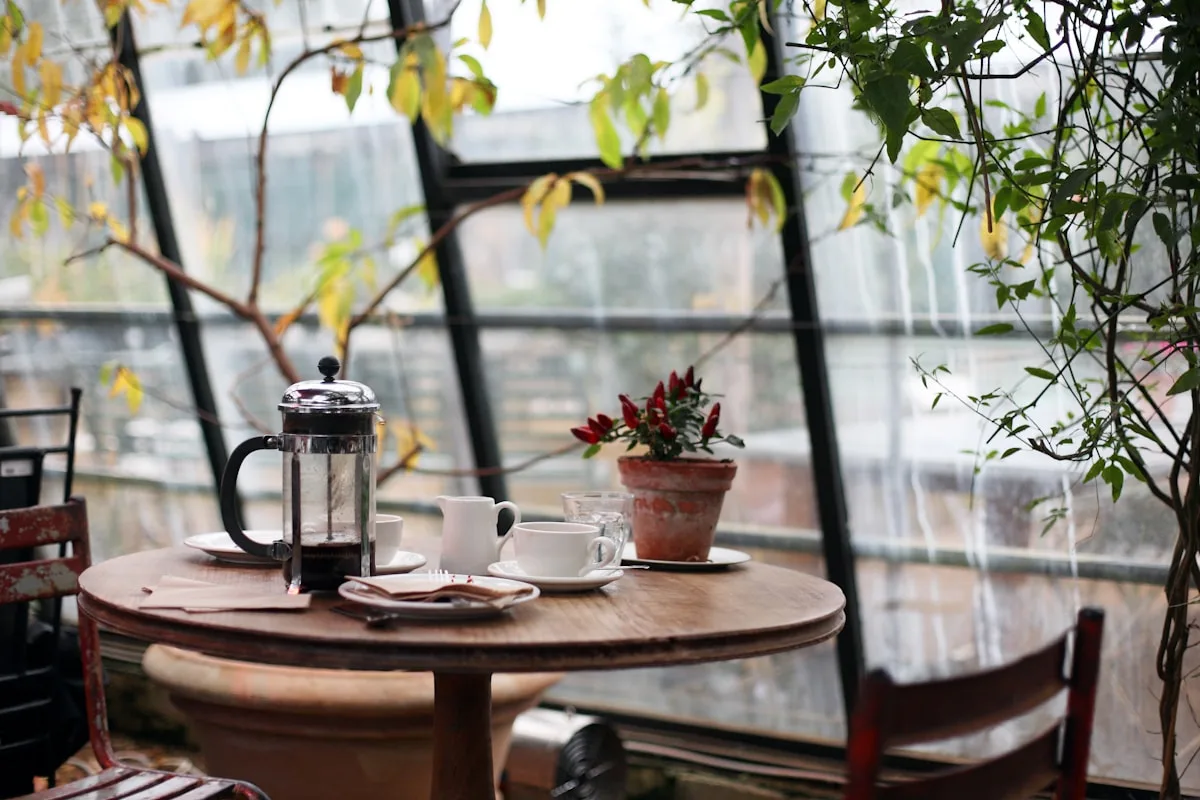 Minuman kopi susu disajikan dengan kopi dan bahan lokal Indonesia