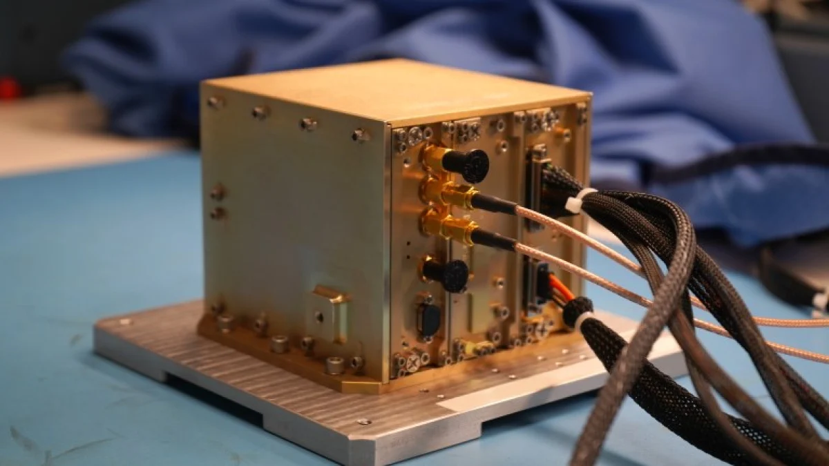 Perangkat navigasi NavCube3-mini milik NASA dengan kabel pengujian di laboratorium Goddard Space Flight Center