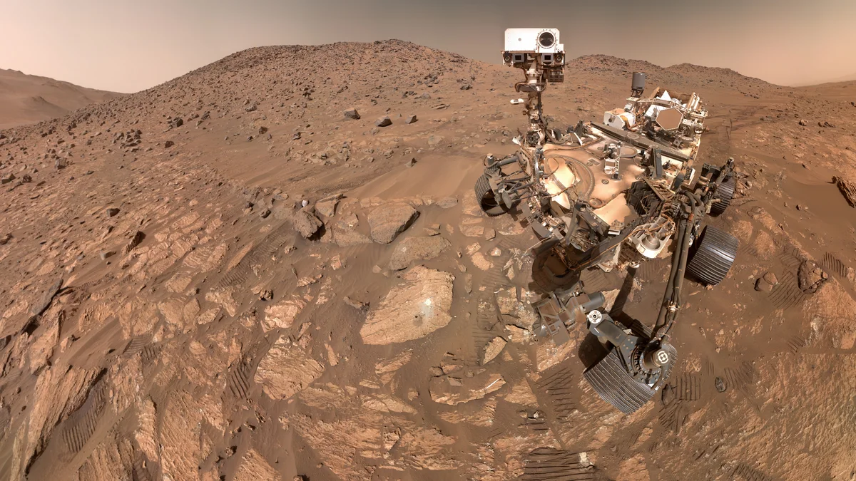 Rover Perseverance berada di permukaan Mars.